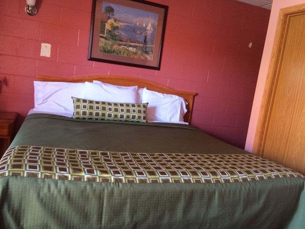 Sleep-Ees Inn, Saginaw & Frankenmuth Room photo